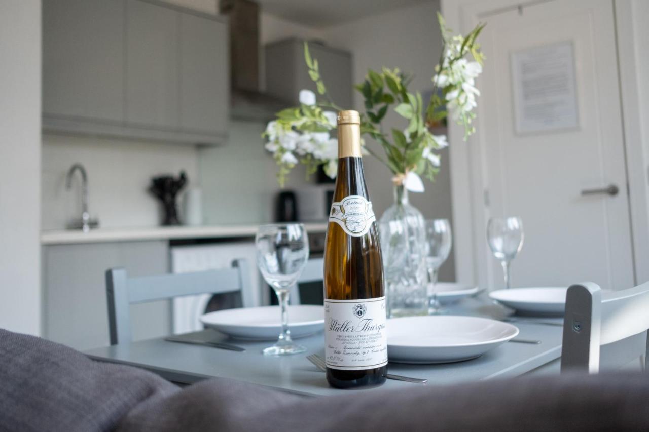 Modern One Bedroom Apartment In Town Centre & 4 Min To The Beach Bournemouth Bagian luar foto